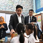 Wapres Gibran Pantau Langsung Program Makan Gratis di SD Jakarta 67175fadbab8b-gibran-tinjau-makan-siang-gratis-di-sdn-03-menteng-intip-menunya_1265_711