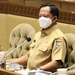 002018000_1655801501-Mendagri_Serahkan_DIM_Pembetukan_Provinsi_Baru_di_Papua-Angga-4