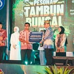 Plt. Sekda Kalteng Menyerahkan Wakaf Produktif untuk Mahasiswa IMG_5152