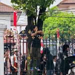 Gas Air Mata di Aksi Pati Bikin Banyak Anak Pingsan dan Sesak Napas 098516700_1755067509-1001776091