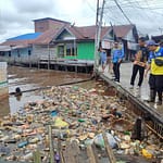 DLH Bersihkan Penumpukan Sampah Puntun Akibat Luapan Sungai Kahayan ae1c7796-6fed-40a3-bd7c-99844b0c9e0e-768×576