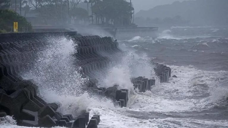 Tiga Orang Tewas Saat Topan Shanshan Menerjang Jepang Selatan