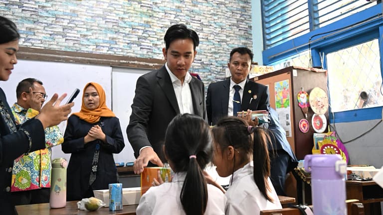Wapres Gibran Pantau Langsung Program Makan Gratis di SD Jakarta