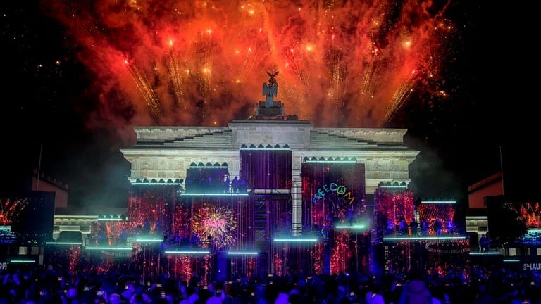 Puluhan Ribu Orang Rayakan Runtuhnya Tembok Berlin 35 Tahun Lalu