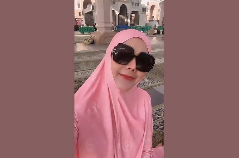 Umrah Pakai Hijab, Transgender Isa Zega Dilaporkan ke Polisi