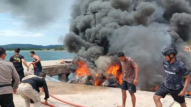 Tragedi di Pelabuhan Bobong: Speedboat Cagub Maluku Utara Terbakar!